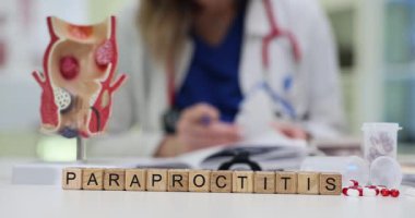 Küpler anatomik rektum modeline karşı paraproktit oluşturur. Küçük yapılar ve notlar rektal apseyi ve enfeksiyon açıklamasını gösteriyor.