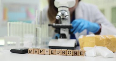 Tahta küplere göre Mephedrone kelimesi mühürlü sarı torbaların önüne konmuş. Narkotik soruşturma prosedürüne ilişkin paketlenmiş maddeler ve mikroskop ipuçları