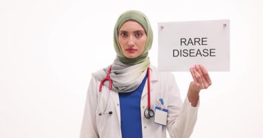 Arap kadın doktor beyaz arka planda nadir görülen hastalıklar pankartı ve moleküler model taşıyor. İslami kadın tesettür uzmanı hasta desteği sunuyor