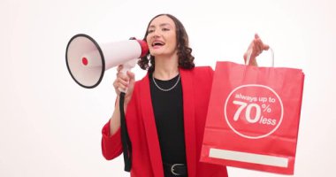 Kadın megafonla çığlık atıyor ve beyaz arka planda yüzde 70 indirim olduğunu duyuruyor. Alışveriş torbası olan kadın alışverişi. Alışveriş merkezinde indirimden memnun.