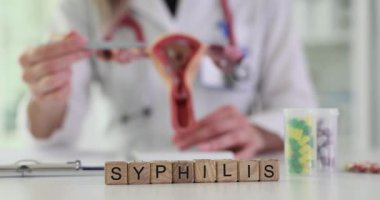 Bloklarda frengiler, haplar ve klinikte rahmi gösteren bir doktor. Jinekolog, hastanede bulaşıcı hastalıkların yayıldığı konusunda uyardı