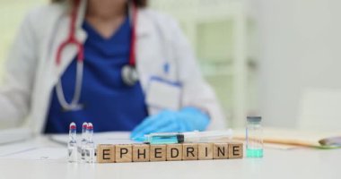 Bloklar laboratuara şırınga ve test tüplerinin yanına Ephedrine 'in konduğunu gösteriyor. Doktor uyarıcı kimyasal özellikleri incelerken pul yapıştırır