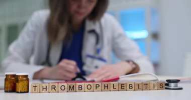 Tahta küplere göre doktor masasına konan Thrombophlebitis kelimesi uyarı sinyali yaratıyor. Kadın doktor deftere kan pıhtılaşmasını analiz ettiğini yazmış.