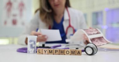 Tahta küplere göre lenfoma tarama ve stetoskop yakınındaki kanser temasını vurguluyor. Doktor, tanı ve farkındalık atmosferi yaratan notları analiz eder.