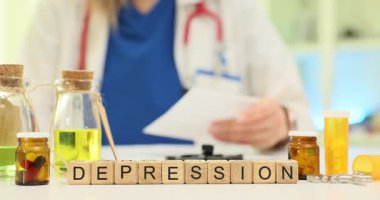 Tahta küplere göre depresyon kelimesi doktorların yanında zihinsel sağlık bilincini artırıyor. Sıvı içeren şişeler masada kalıp tedaviyi destekliyor.