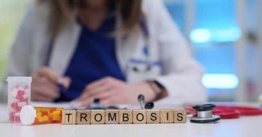 Bloklarda görülen tromboz kan pıhtılaşmasına dikkat çeker. İlaç kutusu ve steteskop, doktorun ağır çekimde kullandığı vasküler sağlık temasını vurguluyor