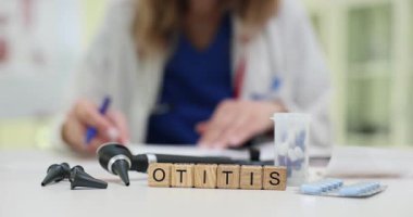 Otitis yakınlarında reçeteli tıbbi çalışmalar ve masadaki otoskop. Klinikte işitsel kulak sağlığı ve otitis teşhisi