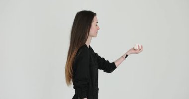 Genç bir kadın molada tenis topunu havaya fırlatıyor. Sarışın sporcu, kollarını kaldırarak yay reklamı spor malzemesi ağır çekimde topu kaldırıyor.