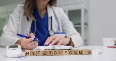 Masadaki tahta bloklarda hiperglisemi ve profesyonel sağlık raporları. Klinikte yüksek kan şekeri ve yönetiminin sağlık durumu