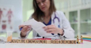 Küpler otoimmün hastalığın ilaç ve şişelerin yanında olduğunu söylüyor. Doktor vücut taramalarıyla görüntüleri inceliyor. Bilimsel kurulum sistemik bozukluk araştırması öneriyor