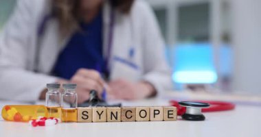 Tahta küpler Senkop 'u hecelerken tıbbi ampuller de bilimsel bağlam ekliyor. Işık odaya girer ve sakin bir klinik atmosfer yaratır.