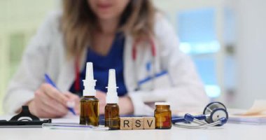 Küpler, burun spreyi ve şişelere yerleştirilmiş RSV 'nin doktor ofisinde pediatrik bağlantı oluşturduğunu söylüyor. Soğuk ışık steril laboratuvar havası yaratır.