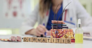 Küpler, dermatitin ilaçların ve deri katmanlarının yanına, doktorun yanına yerleştirildiğini gösteriyor. Parlak ışık odaya girer ve tıbbi cam eşyalar üzerinde yansıma yaratır.