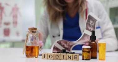 Tıbbi uzmanlar, ahşap bloklardaki iyot yakınlarındaki ultrason taramalarını inceliyor. Sıvı içeren şişeler kimyasal elemente ve uygulamalara odaklanmamızı öneriyor.