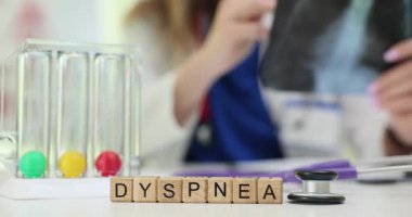 Profesyonel, Dyspnea yakınlarındaki tahta bloklar ve renkli topları olan spirometre üzerinde röntgen taraması yapıyor. Solunum güçlüğü ve akciğer fonksiyon değerlendirmesi