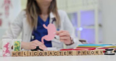 Tahta küpler Helicobacter Pylori 'yi kağıt karın ve kapsüllerin yanında heceler. Sindirim sorunlarına kelime bağlantıları anatomik aksesuarlarla vurgulandı