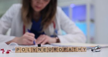 Küpler, kapsüllerin yanında düzenlenmiş polinöropati ve evrak işlerini heceler. Söylentiler, sinir bozukluğunun tıbbi sembollere ve doktor yazılarına yansıdığını gösteriyor.