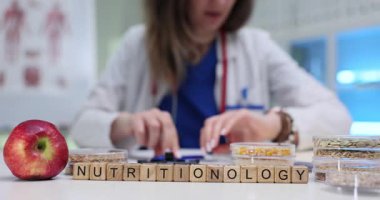 Tahta küpler, elma ve tahılların yanında dinlenen beslenme bilimi anlamına gelir. Terim, gıda ve sağlık bilimi ile dengeli yaşam oluşumu bağlantısını yansıtır