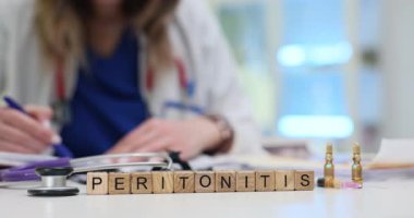 Tahta bloklar tüpler ve stetoskop yanında Peritonit kelimesi oluşturur. Doktor enjeksiyon bazlı tedavi verilerini analiz eden hasta belgeleriyle çalışıyor.