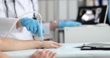 Doktor bilek ultrason muayenesi yapar ve deriyi inceler. Uzman tendonları inceler ve resimleri tam olarak kaydeden yapıları ölçer