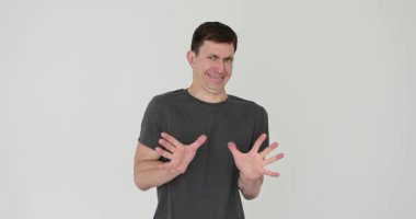 Adam gövdesini geriye doğru çeker. Dar bir suratla tiksinti gösterir. Kişi elini kaldırır ve yaklaşmayı reddeder. Sinyal kuvvetlidir. Hayır, stüdyoda hareket yoktur.