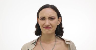 Kadın ağız ve burnu beyaz arka planda tiksindiğini ifade ederek kapatıyor. Tatminsiz bir kadın koku ve manzaradan hoşnutsuzluk gösterir. Yavaş çekim