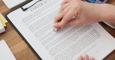 Kadın ofis çalışanı kontratına reddedilen sözlerle damga basıyor. Kırmızı damgalı kadın işaretleri sözleşmesi resmi olarak anlaşmayı reddediyor. Yavaş çekim