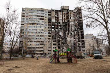 Harkiv, Harkiv Oblastı Ukrayna - 30 Ocak 2023: Rus ordusu tarafından havaya atılan bir bombayla Kharkiv 'in yerleşim alanındaki konut binası