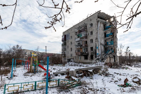 Izyum, Kharkiv Oblastı Ukrayna - Şubat 03 2023: İşgalden önce Rus birlikleri tarafından yok edilen bir kasaba 