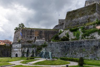 Korfu, Korfu Adası Yunanistan - 20 Nisan 2023: Bir turizm adasının sokaklarında yürüyüş