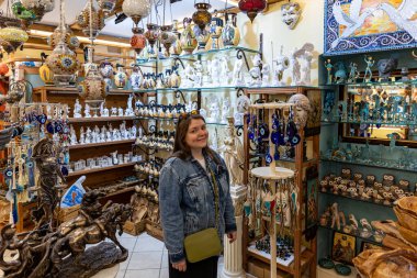 Korfu, Korfu Adası Yunanistan - 20 Nisan 2023: Bir turizm adasının sokaklarında yürüyüş