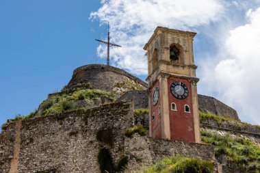 Korfu, Korfu Adası Yunanistan - 20 Nisan 2023: Bir turizm adasının sokaklarında yürüyüş