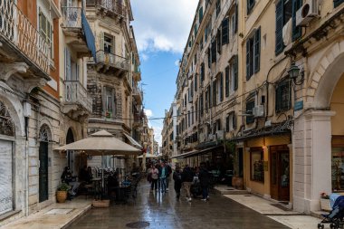 Korfu, Korfu Adası Yunanistan - 20 Nisan 2023: Bir turizm adasının sokaklarında yürüyüş