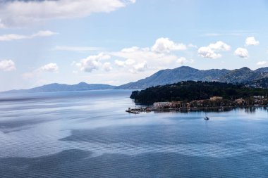  Yunanistan 'ın İyon Denizi' ndeki Korfu adasının güzel bir manzarası. Saf mavi berrak sular Yunan adasının kıyılarını suyla kaplıyor.