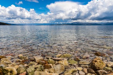  Yunanistan 'ın İyon Denizi' ndeki Korfu adasının güzel bir manzarası. Saf mavi berrak sular Yunan adasının kıyılarını suyla kaplıyor.
