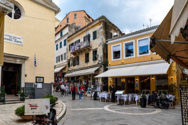 Korfu, Korfu Adası Yunanistan - 20 Nisan 2023: Bir turizm adasının sokaklarında yürüyüş