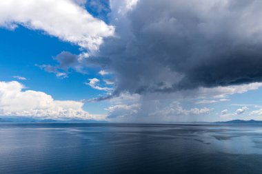  Yunanistan 'ın İyon Denizi' ndeki Korfu adasının güzel bir manzarası. Saf mavi berrak sular Yunan adasının kıyılarını suyla kaplıyor.