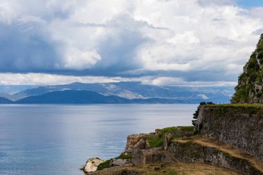  Yunanistan 'ın İyon Denizi' ndeki Korfu adasının güzel bir manzarası. Saf mavi berrak sular Yunan adasının kıyılarını suyla kaplıyor.