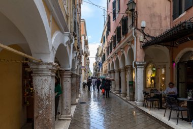 Korfu, Korfu Adası Yunanistan - 20 Nisan 2023: Bir turizm adasının sokaklarında yürüyüş