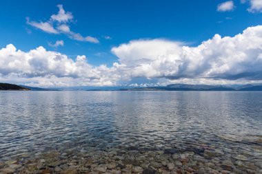  Yunanistan 'ın İyon Denizi' ndeki Korfu adasının güzel bir manzarası. Saf mavi berrak sular Yunan adasının kıyılarını suyla kaplıyor.