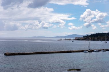 Şehrin üzerinde yoğun bulutlar var. Yunanistan 'daki Korfu adasının güzel bir manzarası.