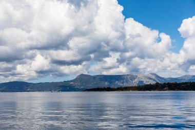  Yunanistan 'ın İyon Denizi' ndeki Korfu adasının güzel bir manzarası. Saf mavi berrak sular Yunan adasının kıyılarını suyla kaplıyor.