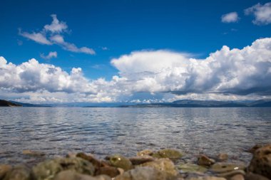  Yunanistan 'ın İyon Denizi' ndeki Korfu adasının güzel bir manzarası. Saf mavi berrak sular Yunan adasının kıyılarını suyla kaplıyor.