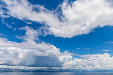  Yunanistan 'ın İyon Denizi' ndeki Korfu adasının güzel bir manzarası. Saf mavi berrak sular Yunan adasının kıyılarını suyla kaplıyor.
