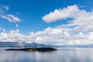  Yunanistan 'ın İyon Denizi' ndeki Korfu adasının güzel bir manzarası. Saf mavi berrak sular Yunan adasının kıyılarını suyla kaplıyor.