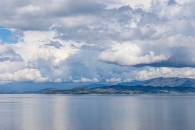  Yunanistan 'ın İyon Denizi' ndeki Korfu adasının güzel bir manzarası. Saf mavi berrak sular Yunan adasının kıyılarını suyla kaplıyor.