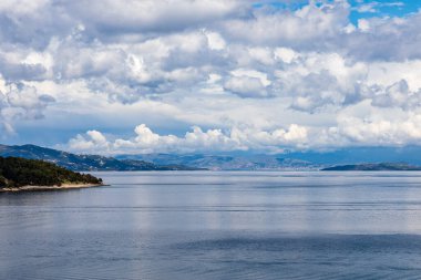  Yunanistan 'ın İyon Denizi' ndeki Korfu adasının güzel bir manzarası. Saf mavi berrak sular Yunan adasının kıyılarını suyla kaplıyor.