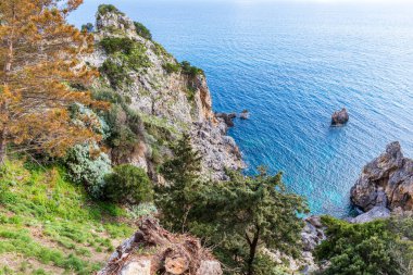  Yunanistan 'ın İyon Denizi' ndeki Korfu adasının güzel bir manzarası. Saf mavi berrak sular Yunan adasının kıyılarını suyla kaplıyor.