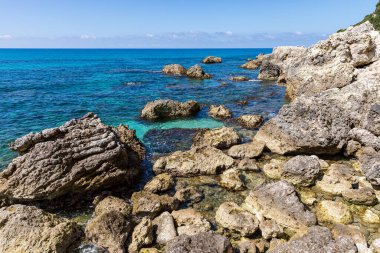  Yunanistan 'ın İyon Denizi' ndeki Korfu adasının güzel bir manzarası. Saf mavi berrak sular Yunan adasının kıyılarını suyla kaplıyor.