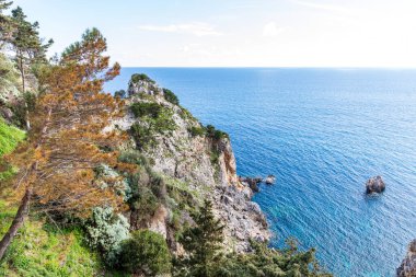  Yunanistan 'ın İyon Denizi' ndeki Korfu adasının güzel bir manzarası. Saf mavi berrak sular Yunan adasının kıyılarını suyla kaplıyor.